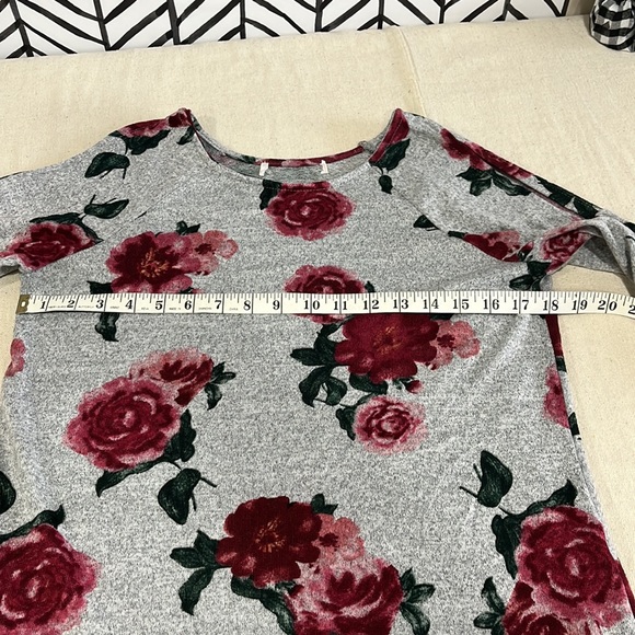 Cold shoulder Bell Sleeve Gray Rose Long Sleeve Top, Size Small - Picture 14 of 16